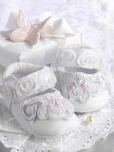 baby-greeting-cart-white-booties-gift-and-pink-butterfly-lmn72131-jpg
